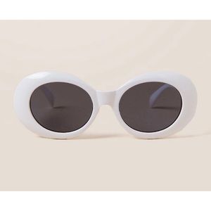 🆕 Francesca’s White Tinsley Round Sunglasses